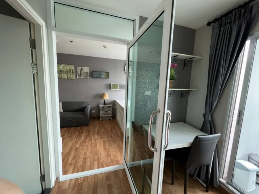 For rent!! The Trust Condo Ngamwongwan, high floor, beautiful room, fully furnished. Ready to carry the bag and move in immediately!!