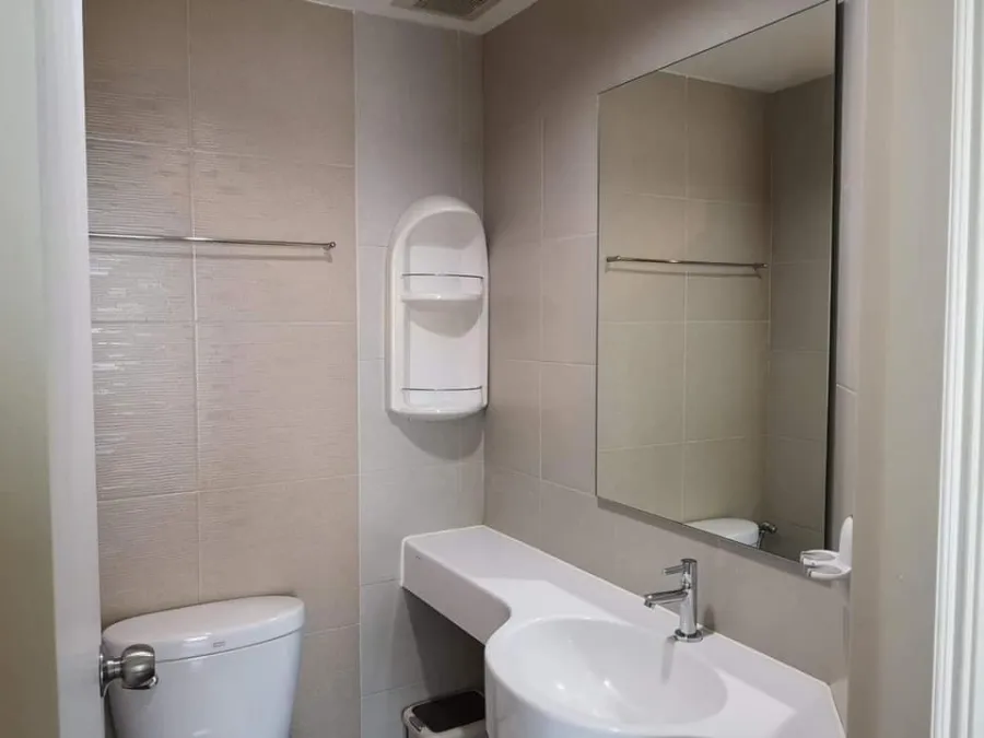 For rent Lumpini Park Rattanathibet, bedroom with full wallpaper, 28th floor room, not hot, cute price, book now.