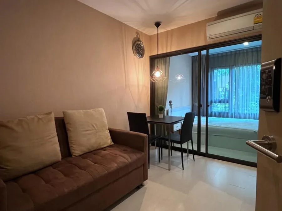 For rent, Condolette Pixel Sathorn has a pool view. The sofa bed is extremely comfortable, fully furnished, just come in.
