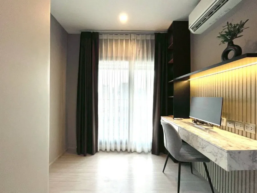 For Rent: Life Asoke Hype Condo, beautifully decorated unit with full built-in furniture, 26th floor, Asoke view overlooking the expressway. Book now