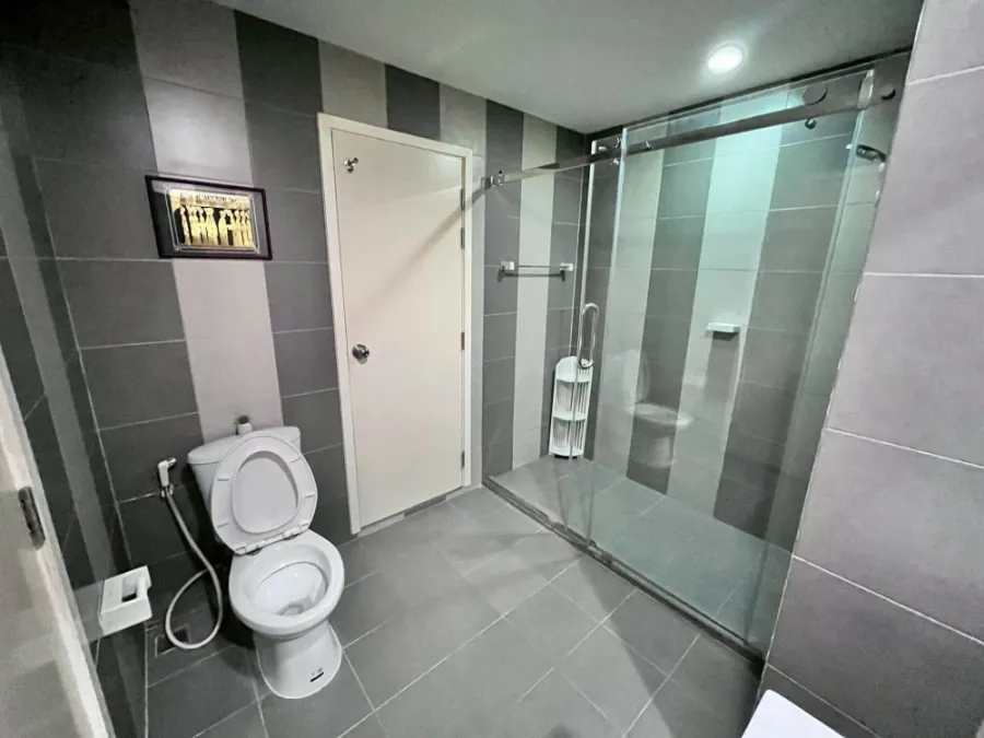 For sale or rent: Motif Sathorn-Wongwian Yai. Spacious and comfortable unit with efficient use of space. Move-in ready; just bring your belongings. Do
