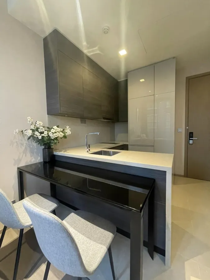 For rent, The Esse Asoke, 23rd floor, very beautiful view, good furniture. Complete electrical appliances If interested, hurry and reserve now.