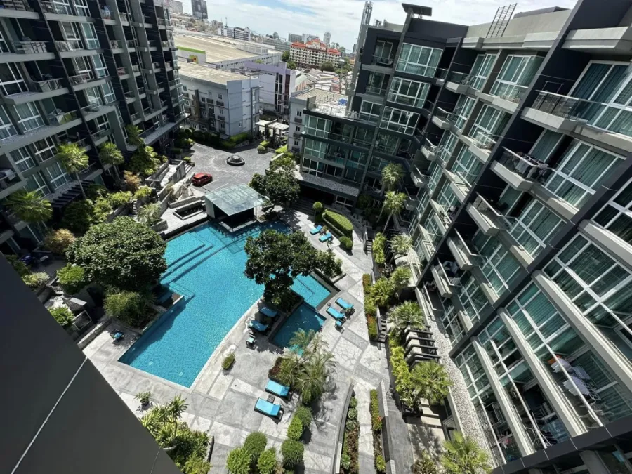 ขาย Apus condo พัทยากลาง ห้องแต่งสไตส์เรียบง่าย น่าอยู่ พร้อมโซฟาขนาดใหญ่น่านั่งนุ่มๆ จองด่วนจ้า