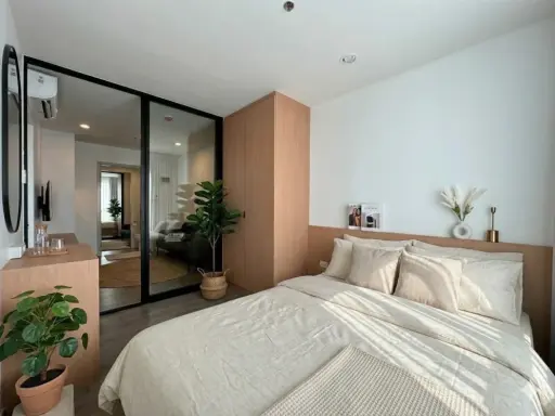 For rent: Regent Home Wutthakat, minimalist style room, fully furnished, ready to move in. Corner unit with unblocked city view. Book now!
