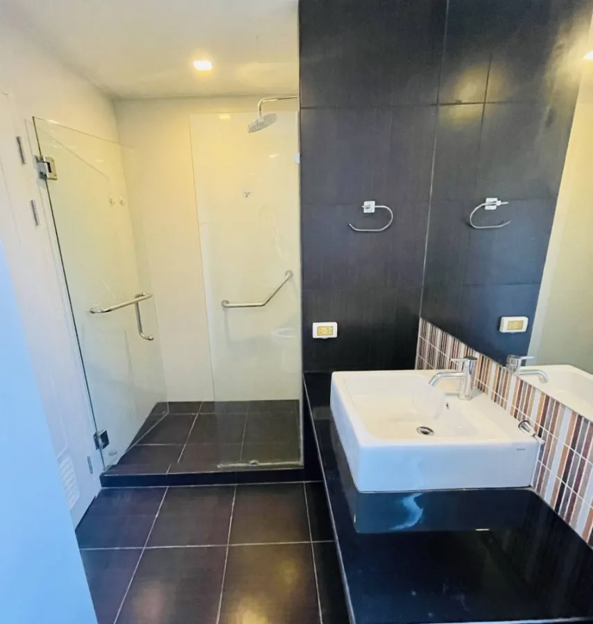 For rent: Tree Condo Sukhumvit 52, very large, separated into sections, fully furnished, don't wait, hurry and book now.