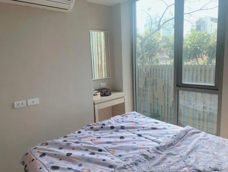 Urgent sale/rent Class Condo Silom, beautiful room, lots of furniture. The location is very attractive for investment, near BTS, easy to travel, hurry and grab it.