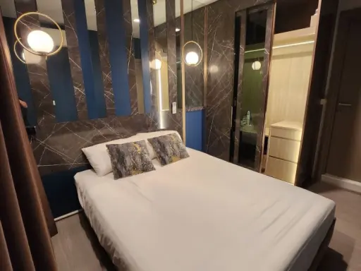 Condo for rent, Life Asoke-Rama 9, decorated with built-in loft style. A comfortable leather sofa, ready to move in, complete here.