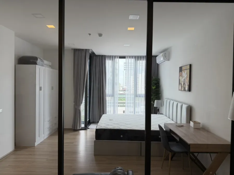 XT Phayathai for rent. Great view, pleasant atmosphere, spacious rooms with good functionality. Suitable for both living and working in the city.