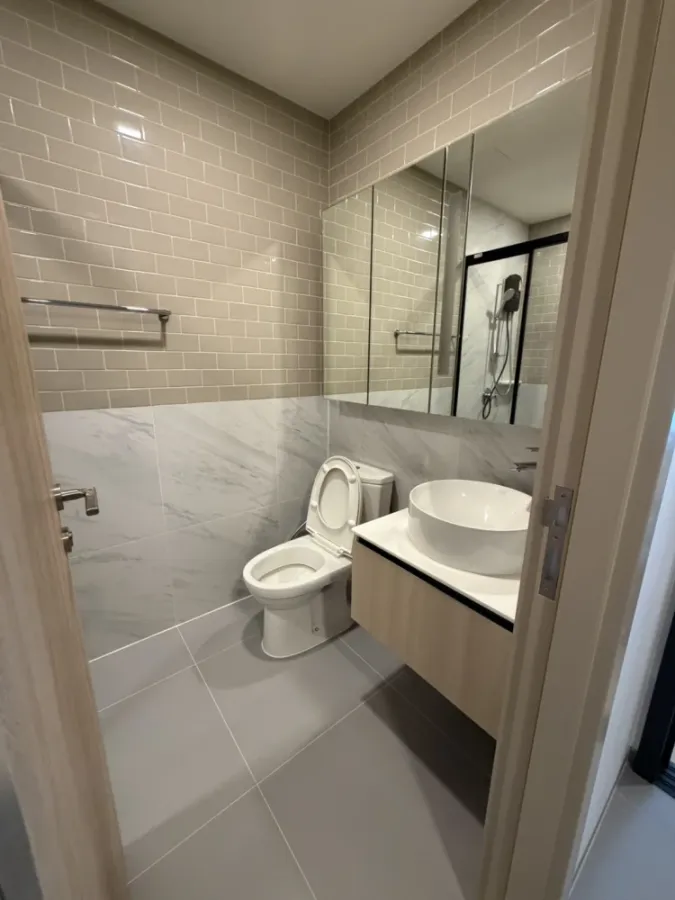 XT Phayathai for rent. Great view, pleasant atmosphere, spacious rooms with good functionality. Suitable for both living and working in the city.