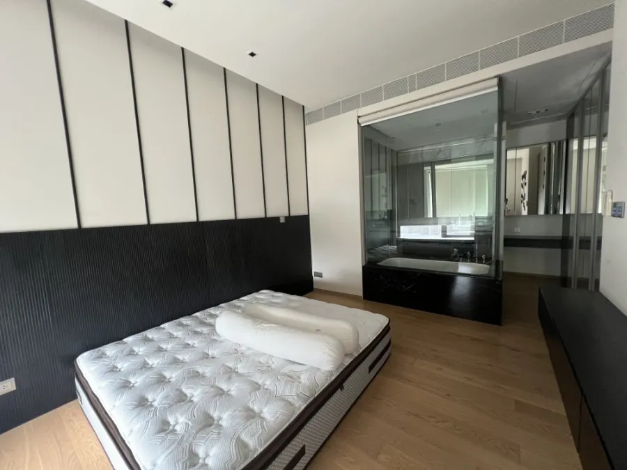 For sale or rent, Sala Daeng One, Lumphini Park view, fully fitted room, nicely decorated with built-in furniture, very spacious area, don't miss it.