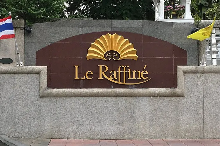 For sale: Le Raffine Sukhumvit 24, very large room with private swimming pool, home-like atmosphere, buy and move in immediately.