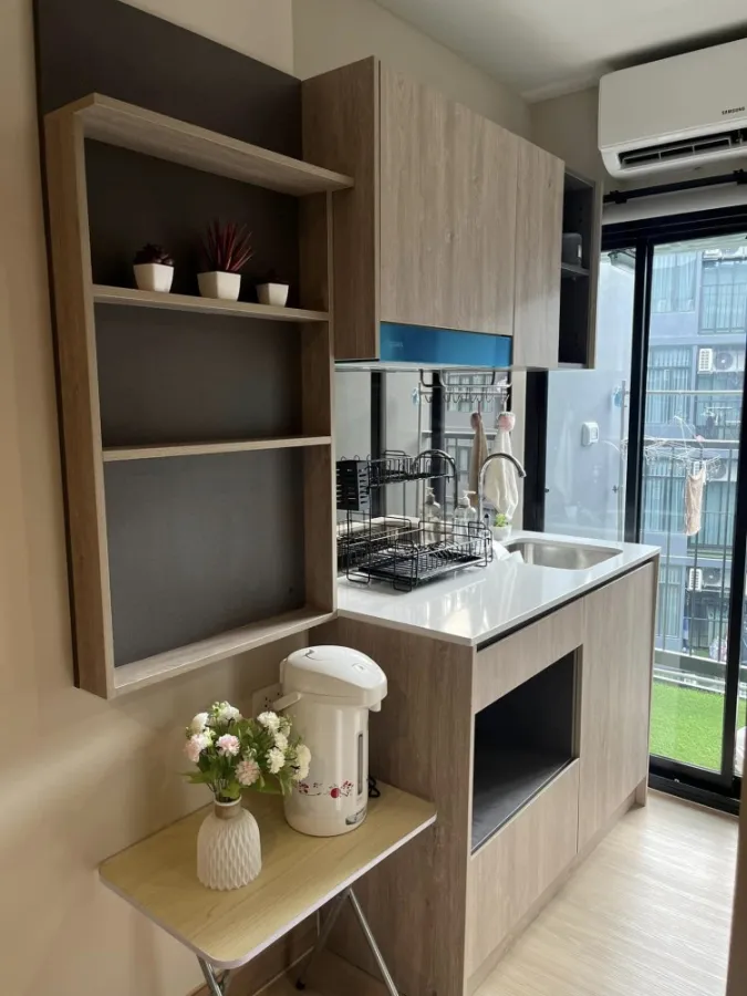 For rent: The Independent Condo Amata, pool view, simple decorated room. With a large TV If you don't reserve, you'll miss a lot.