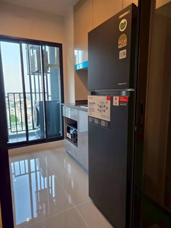 For rent: Ideo Ramkhamhaeng Lamsali Station. Very high floor (21st floor), great view, not hot. You'll regret missing this opportunity!
