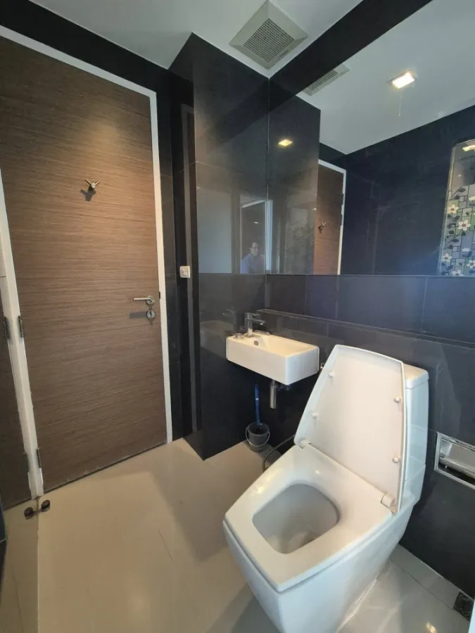 For rent: Rhythm Phahon Ari, 40th floor, great view, south facing, good weather all year round, not hot, comes with complete facilities, move in now.