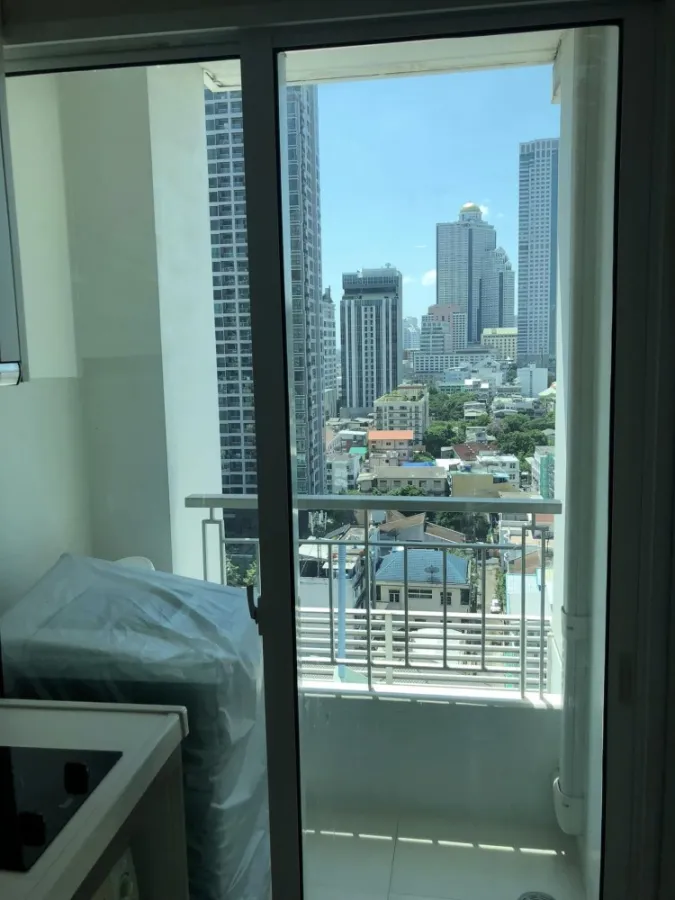 For rent: Ivy Sathon 10, 15th floor, fully furnished, very comfortable sofa. The bed was comfortable. Can't reserve anymore.