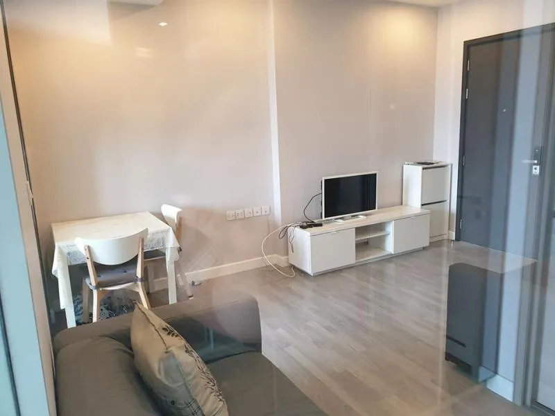 Selling The Room Rama 4, the hottest with this condo, wide room, comfortable, high floor, building view, cheap price. Urgent!