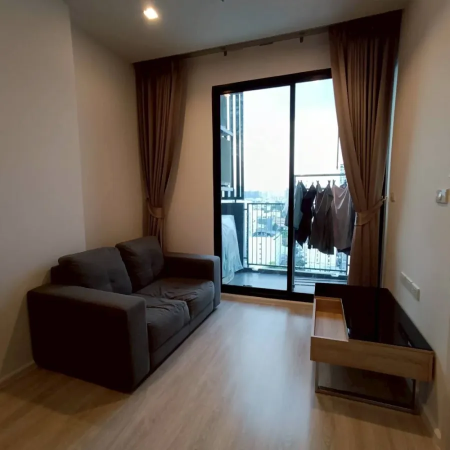 Quinn Ratchada 17 for sale, balcony facing out, open view, no buildings blocking, room does not face the main road, so there is no traffic noise, rese