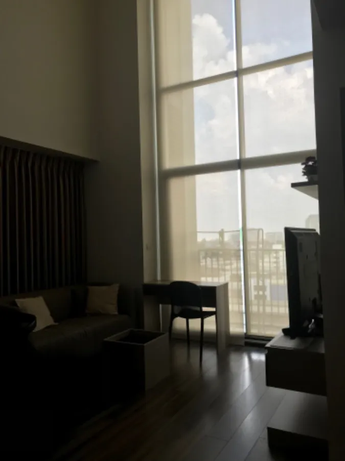 For rent, Teal Sathorn-Taksin, Duplex room, 2 bedrooms, 2 bathrooms, high floor, pool view. This price is very worthwhile. Book now.