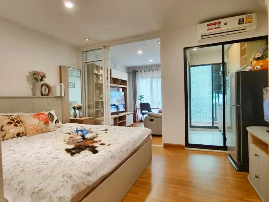 For rent: Regent Home 18 Chaengwattana-Lak Si, Building F, 5th floor. Beautiful, refreshing pool view. Wallpapered interior, well-partitioned. Don't m