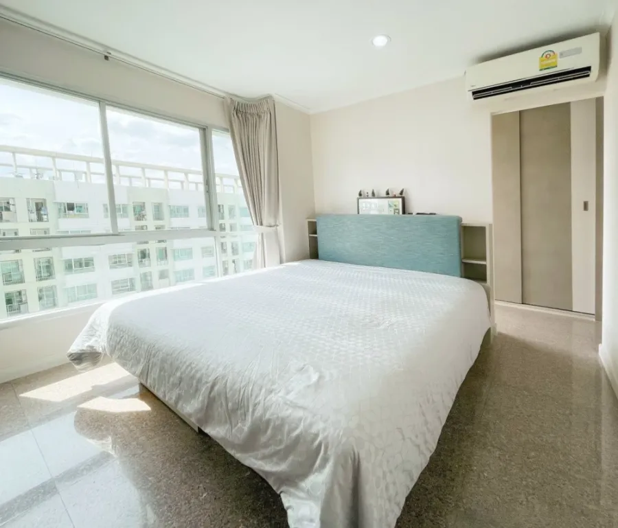 For sale or rent: Lumpini Park Riverside - Rama 3, a riverside condo on the Chao Phraya River. City views and a swimming pool provide a cool breeze al