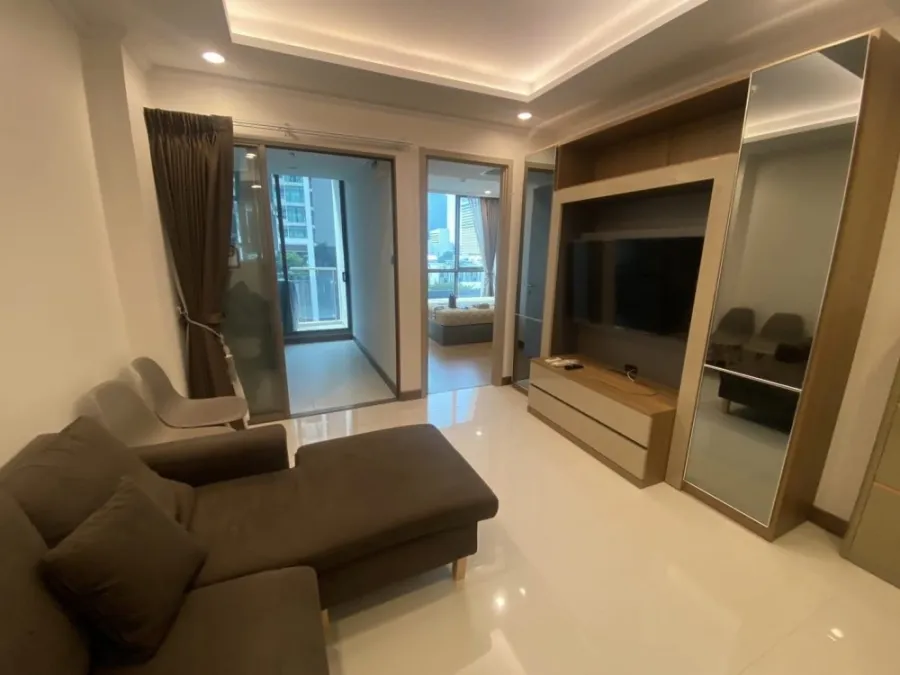 For rent, Supalai Oriental Sukhumvit 39, great view, spacious room, comfortable to sleep, good furniture. Hurry and reserve quickly.