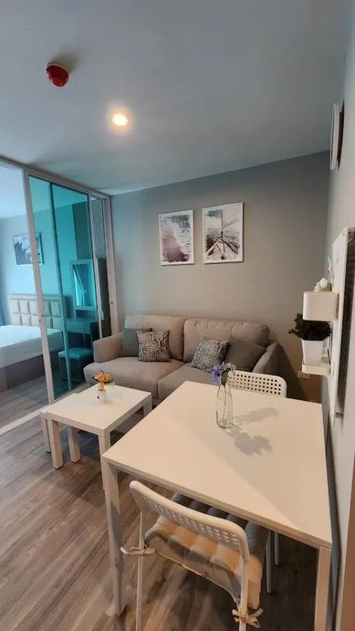 Condo for rent at Regent Home Bangna. The unit is partitioned into separate, clearly defined zones. Everything you need is here. Don't miss out!