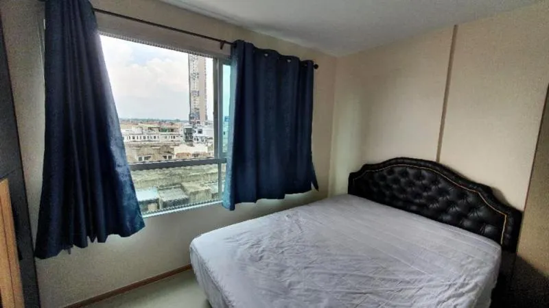 ให้เช่า D Condo รัตนาธิเบศร์ เตียงใหญ่เตียงนุ่มละมุนทุกการหลับนอน เตียงใหญ่ห้องกว้างแบบนี้ห้ามพลาด