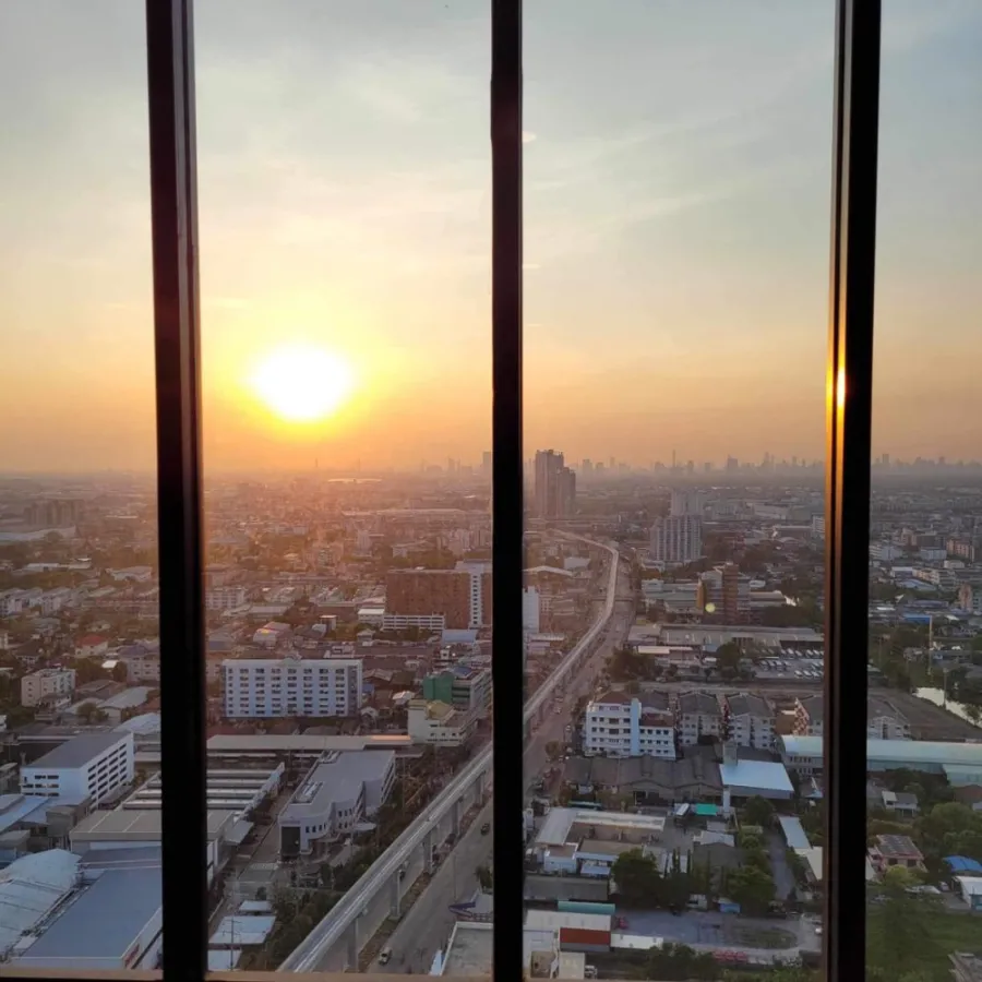 For sale: Knightsbridge Sukhumvit-Thepharak, 34th floor, city view, very premium decorated room, nice to sleep, just come and stay.