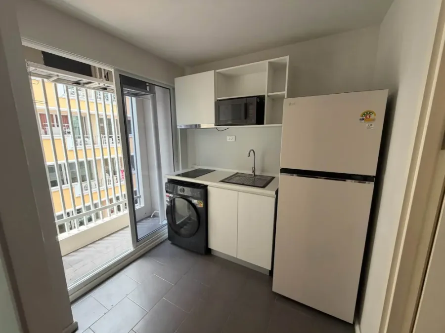 Blue Phaholyothin 35 condo for rent. Ready to move in, fully furnished. Just bring your belongings and you can occupy the entire unit. Don't miss out!