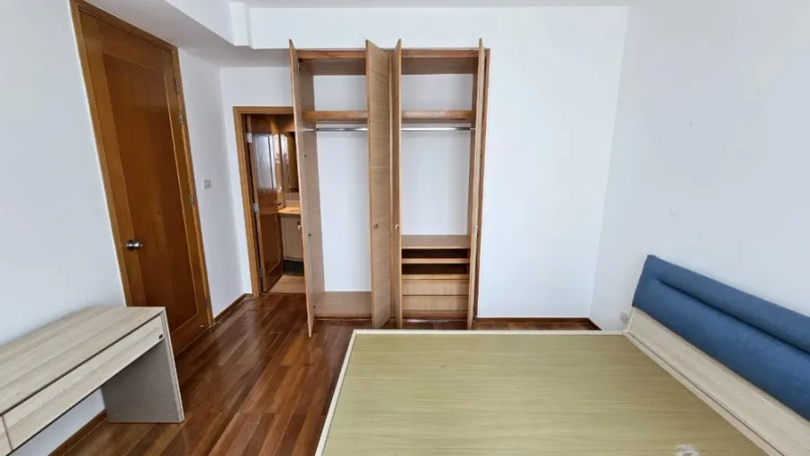 For sale: The Empire Place Sathorn, ready to move in, fully furnished, spacious and comfortable room, suitable for a family. Reserve now!