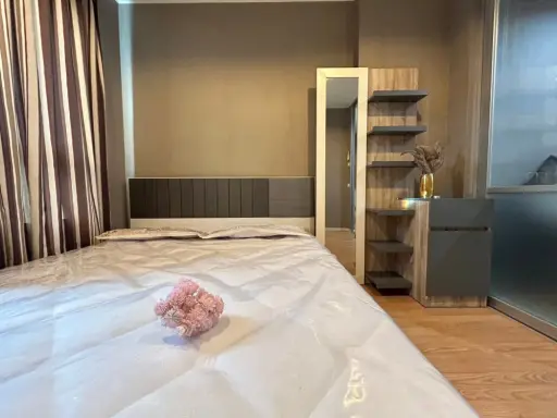 For rent, Lumpini Ville On Nut-Pattanakarn. Wallpapering the whole room Fully furnished, hurry up and reserve now.