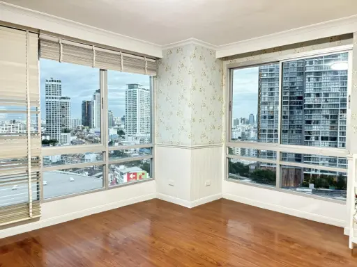 For sale: The Zest Lat Phrao, peaceful atmosphere, comfortable living, great city view, very spacious room, has a large built-in wardrobe, very worth