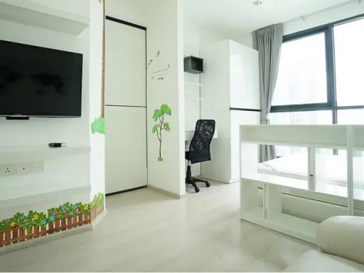For rent: Ideo Mobi Sathorn-Taksin, 20th floor, studio room, comfortable white color, with amenities. Hurry and book now!