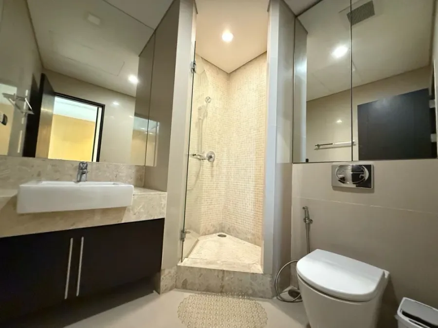 For rent: The Park Chidlom, 4th floor. Spacious and comfortable unit, fully furnished. Book now! (Quickly!)