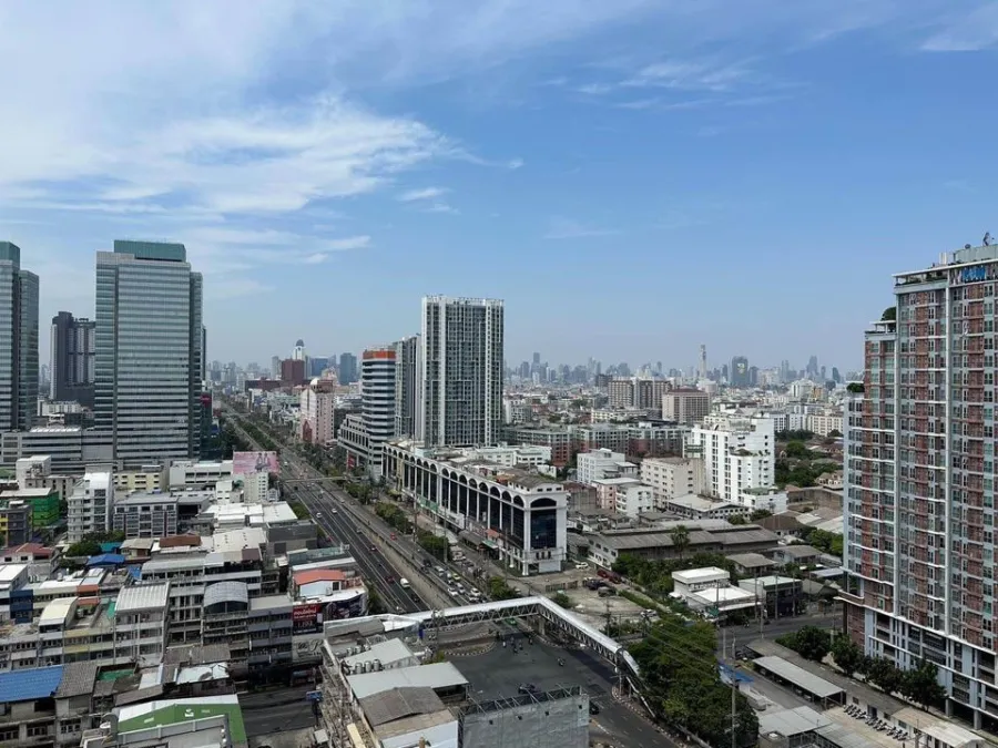 For rent: Life @ Ratchada-Sutthisan, great city view, fully furnished, complete electrical appliances, just bring your own stuff and you can move in.
