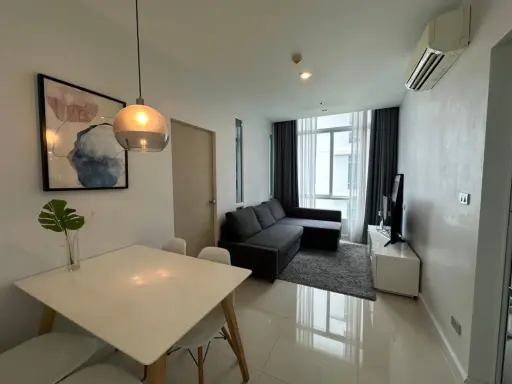 For rent: The Sky Sukhumvit, 5th floor, corner room, fully furnished, move in with your bags immediately. If interested, hurry and reserve now. Urgent