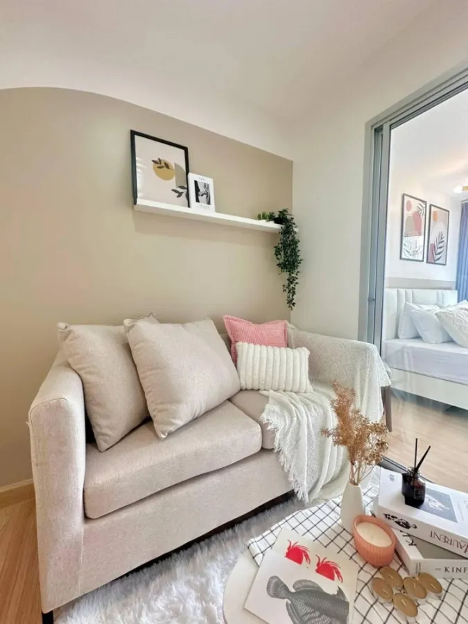For sale A Plus Rattanathibet-Tiwanon, 4th floor, swimming pool view. The room is decorated very beautifully. The bed is very comfortable to sleep in.