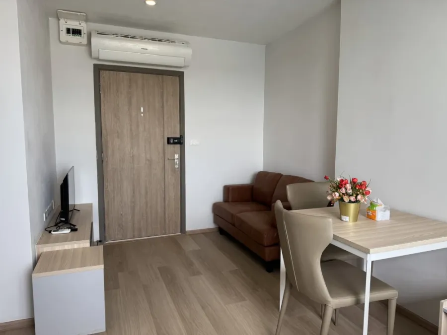 For rent: Ideo O2 condo, studio unit, 15th floor, high floor with stunning views. Fully furnished. Book now!