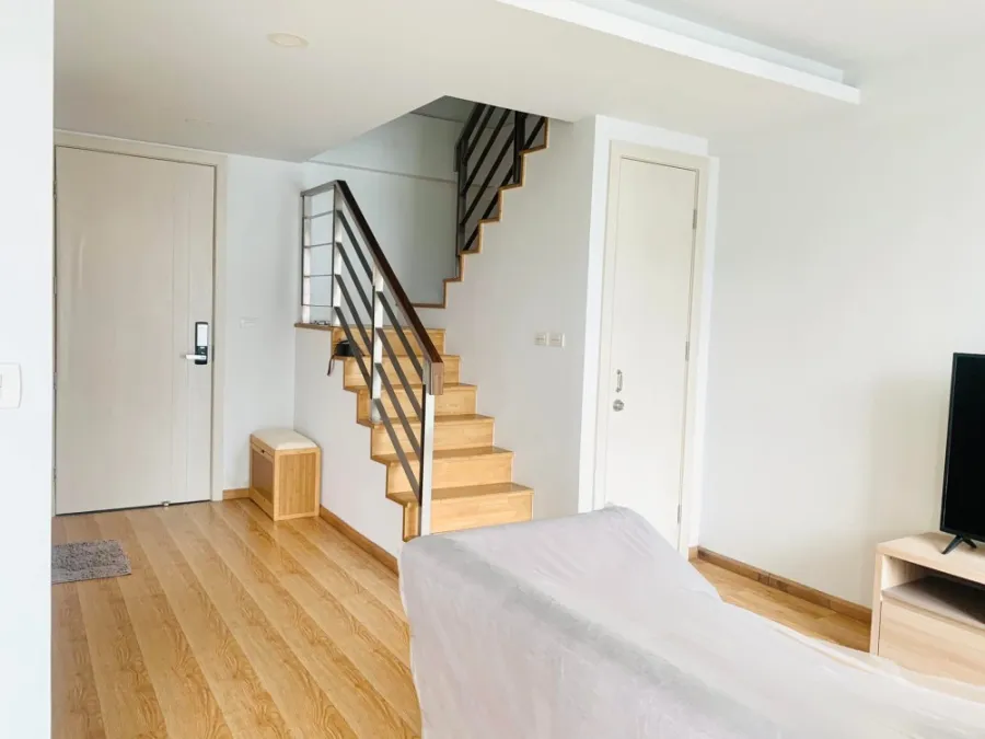 For rent เจ อาร์ วาย คอนโด พระราม 9 ห้องDuplex ชั้นสูง ห้องกว้างน่าอยู่ เฟอร์นิเจอร์ครบ พลาดไม่ได้นะ