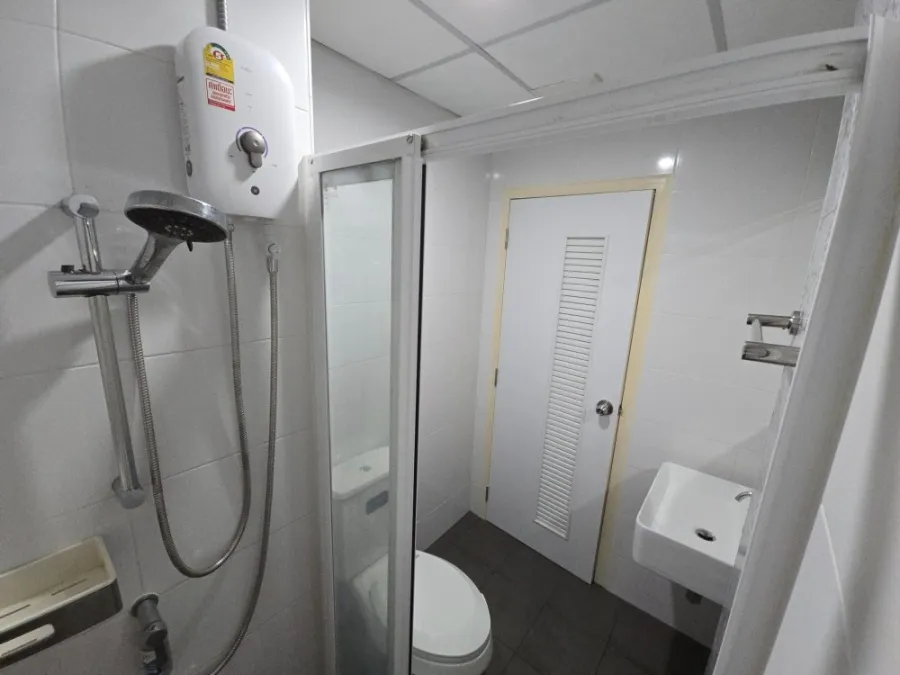 For rent: The Unite Condo On Nut-Pattanakarn, well-separated rooms, clearly divided zones, affordable price, hurry and book now.