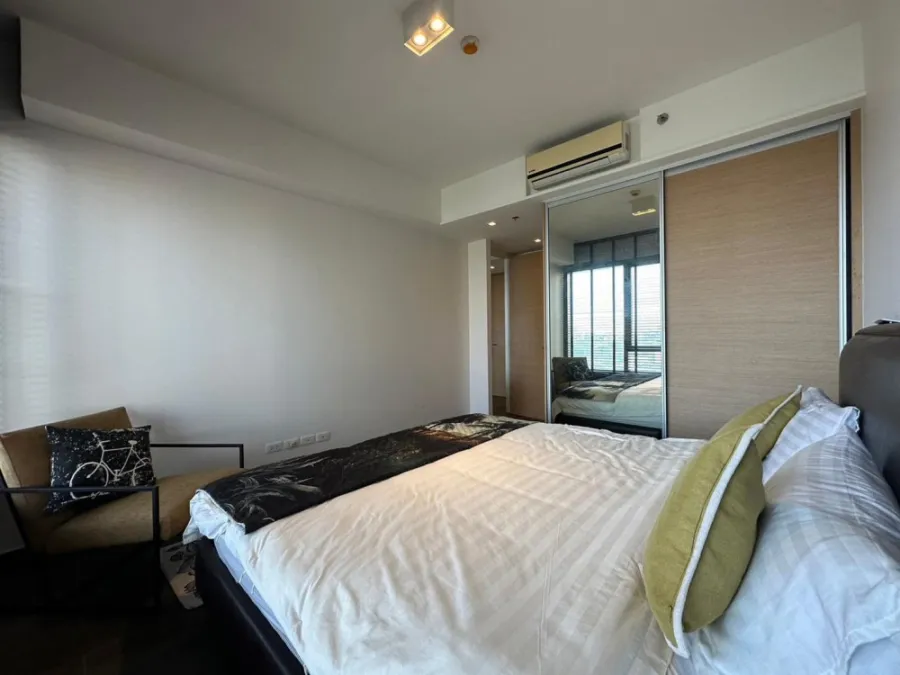 ให้เช่า The Loft Ekkamai ชั้น 14 ห้องกว้าง ตกแต่งอย่างดี โซฟาหนังนั่งสบาย ไม่จองคือพลาดสุดๆ