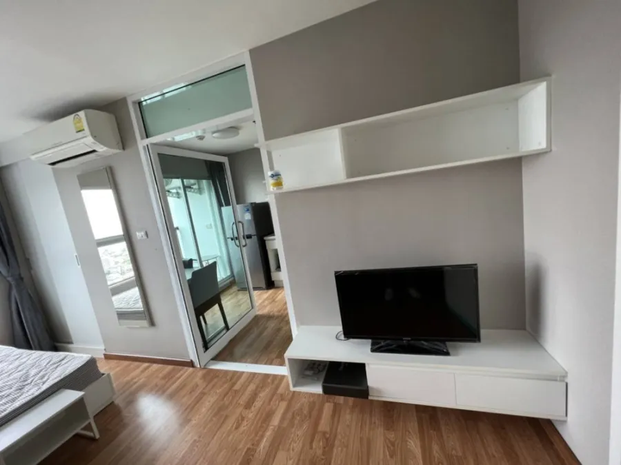 For rent!! The Trust Condo Ngamwongwan, high floor, beautiful room, fully furnished. Ready to carry the bag and move in immediately!!