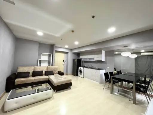 For rent, My Resort Bangkok, the room is extremely spacious, open ceiling, airy, fully furnished. Hurry up to reserve before you miss it.