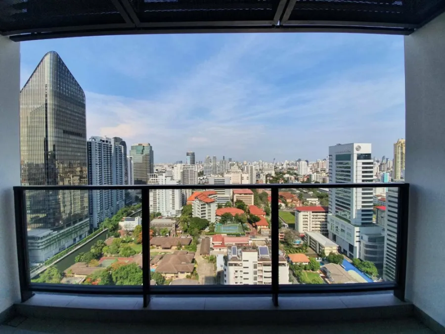 For sale or rent The Lofts Asoke , fully furnished, ready to move in, high view, wide balcony, not hot room, book now.