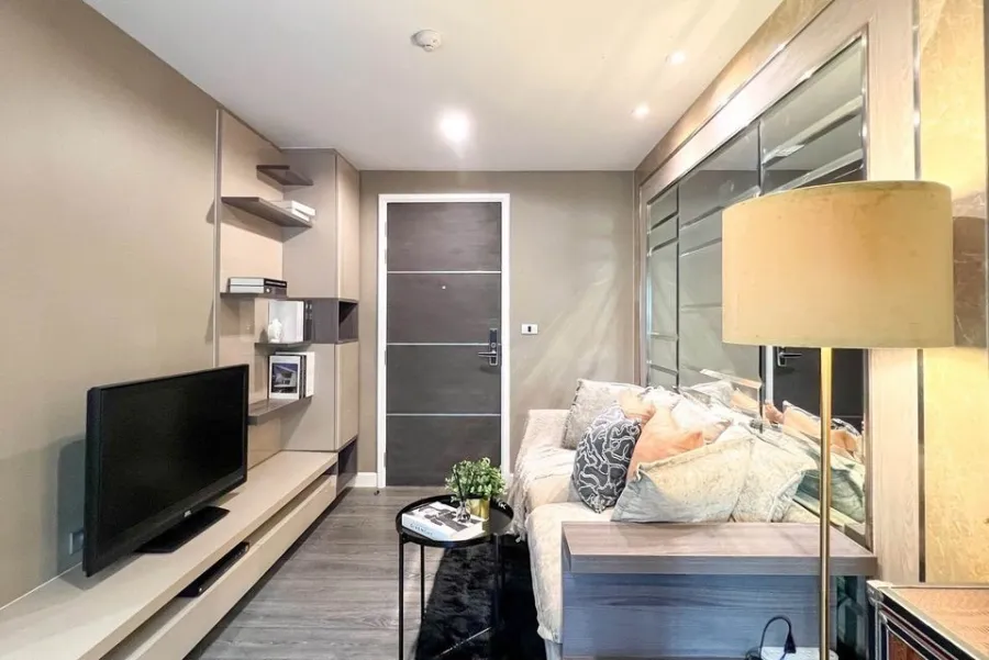 For sale: The Crest Sukhumvit 49, a luxurious Buit-In decorated room, very beautiful and livable. Good furniture, don't miss it.