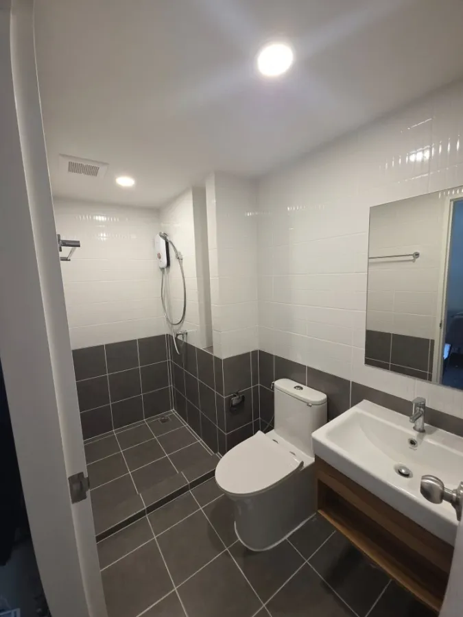 For rent: Flexi Sathorn - Charoen Nakhon, 8th floor, view of the BTS Skytrain and Icon Siam, fully furnished. Book now!