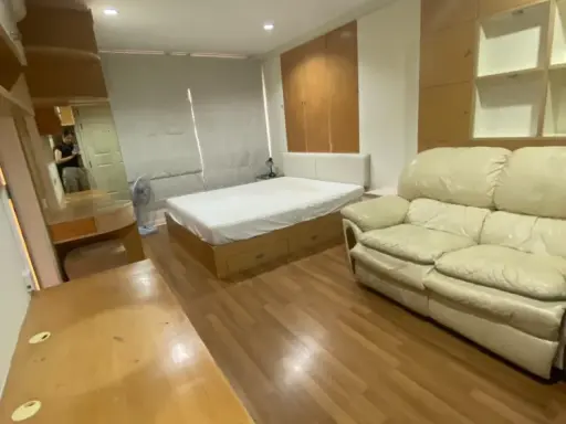 For rent: Lumpini Place Phahol - Saphan Kwai. Ready-to-move-in unit with complete amenities. Spacious and comfortable. Book now!