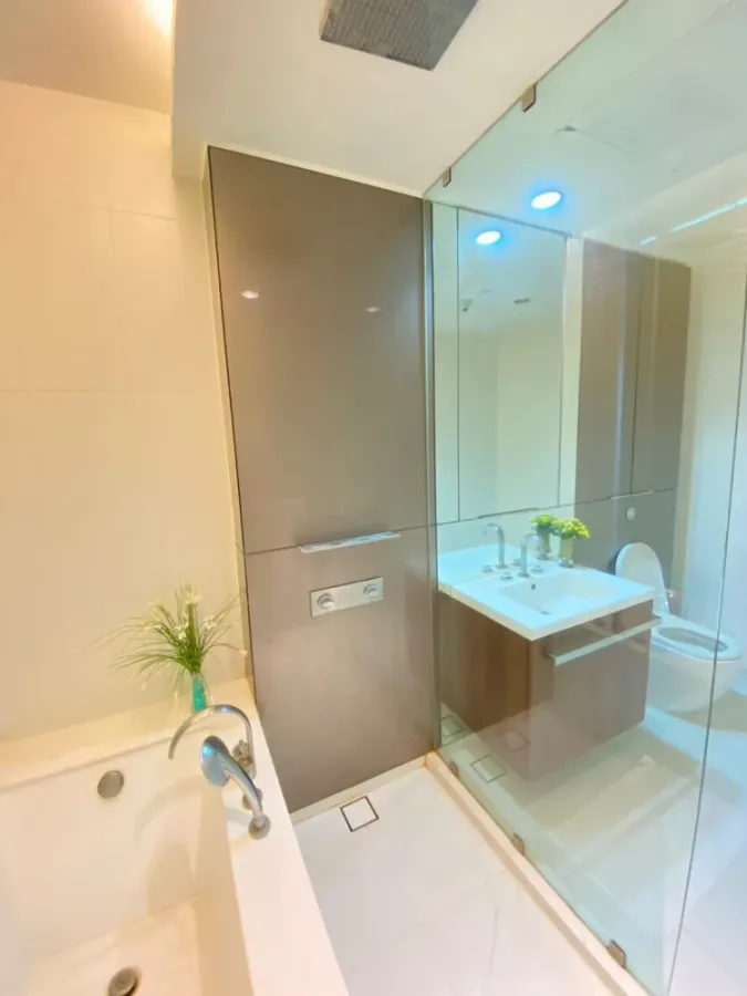 For rent: 185 Rajadamri. Spacious and comfortable room. Fully furnished. Book now!