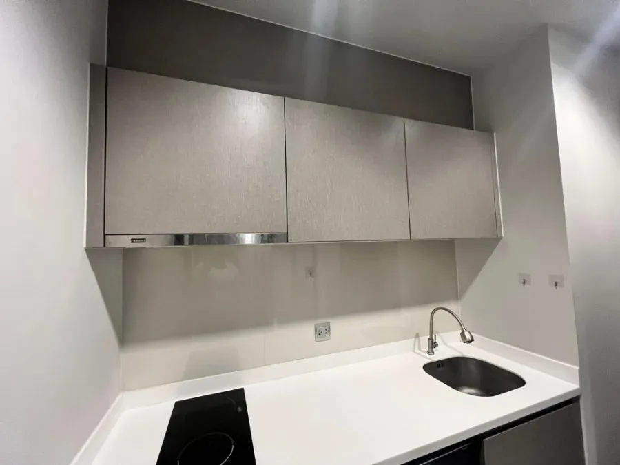 For rent: Life Asoke Rama 9, spacious room. Usable space remaining You have to hurry and reserve it before you miss out on the good stuff.