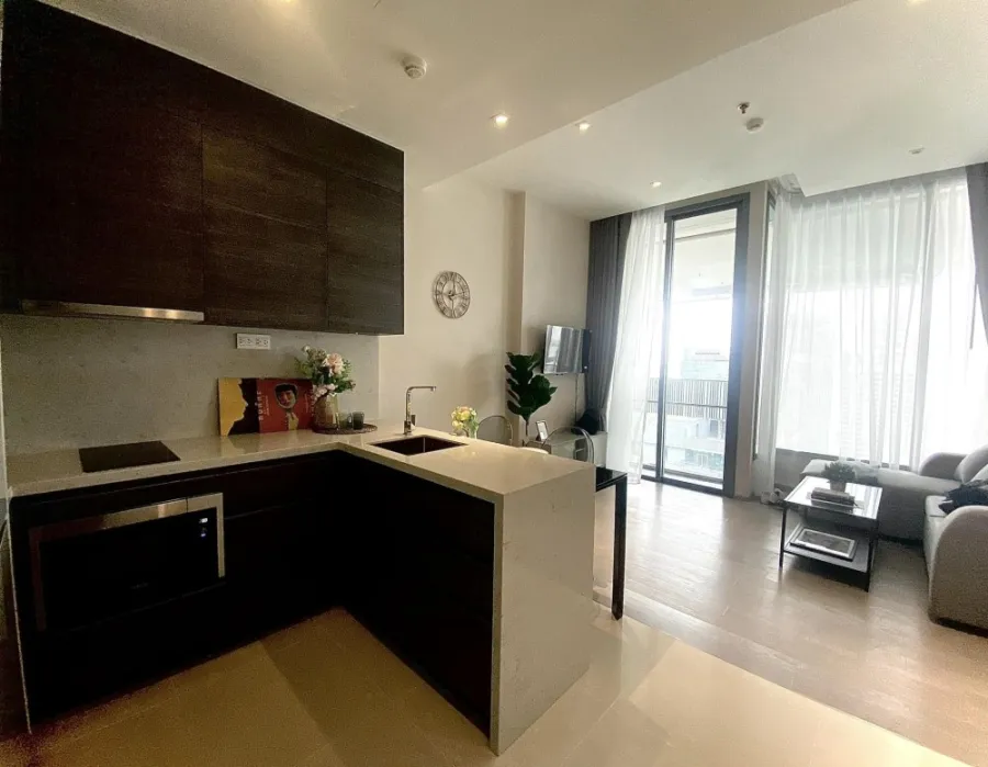 For rent: The ES Asoke, the room is not cramped, lots of usable space, 32nd floor, very high, amazing city view. You will regret it if you miss it.